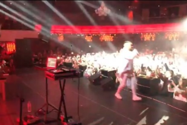 Монатик во время концерта в Минске упал со сцены