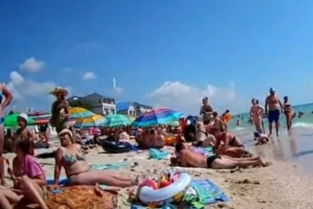 Высокий сезон: пляжи Кирилловки забиты отдыхающими