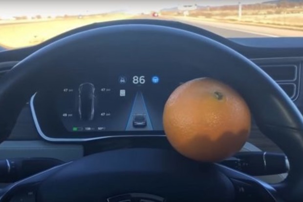 Хитрец обманул умный автопилот Tesla при помощи апельсина