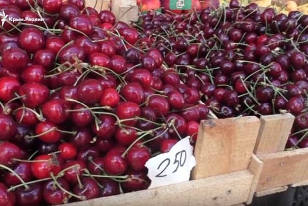 СМИ сравнили цены на фрукты в Крыму и в Украине