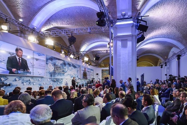 Порошенко призывает мировое сообщество ввести новые санкции против России