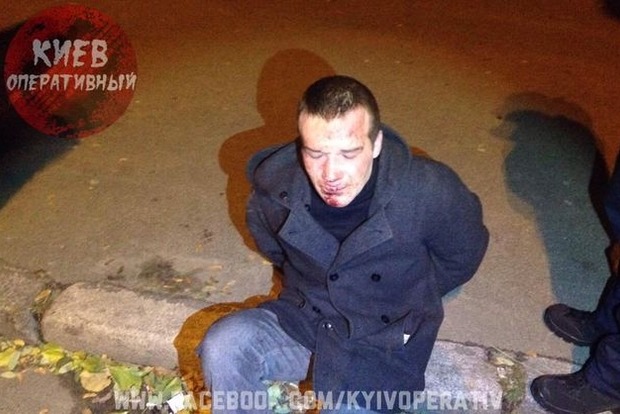 В Киеве школьницы задержали вора, избили его и сдали полиции