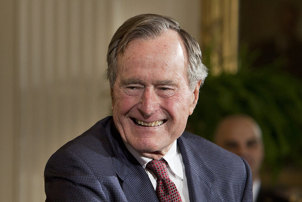 Буша-старшого вшосте звинуватили у сексуальних домаганнях