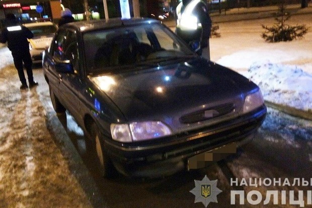 В Киеве трое ограбили таксиста и угнали его авто
