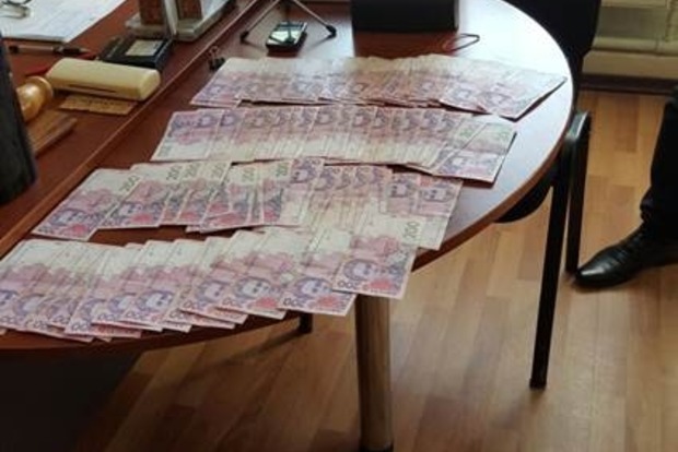 Судья попалась на взятке в 15 тысяч гривен