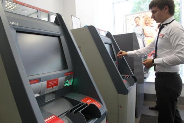 Українцям ввели нові комісії для банківських карт