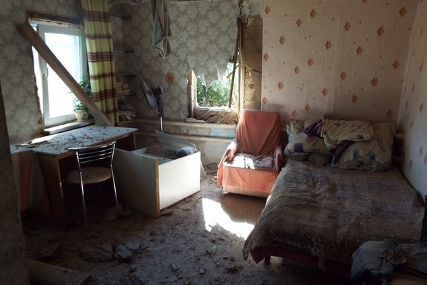 Боевики более трех часов обстреливали Станицу Луганскую, опубликовано фото последствий
