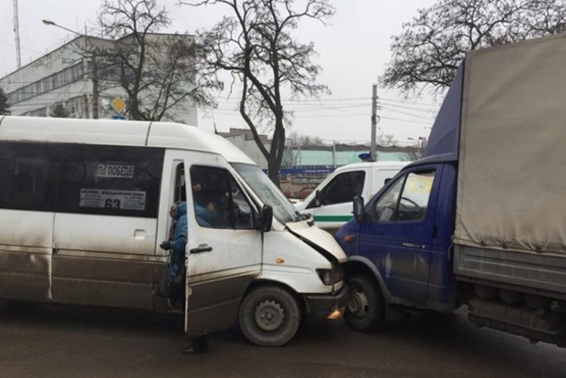 Маршрутка врезалась в грузовик с военными в Запорожье
