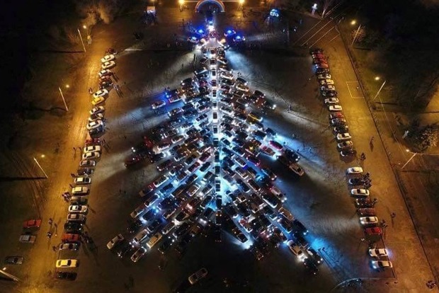 Рекорд країни: незвичайна ялинка з автомобілів з'явилася в Запоріжжі
