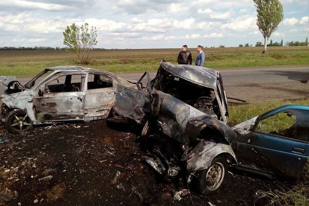 Жахлива ДТП на Донбасі: три людини загинули в автомобілях, що загорілися