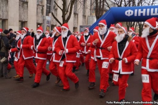 В Днипре прошел легкоатлетический забег «Санта-Клаусов»