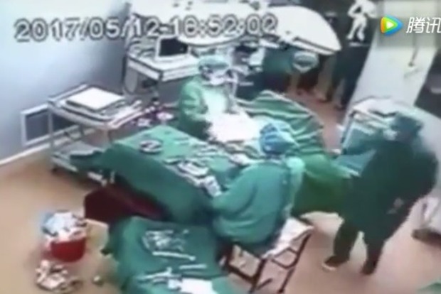 У Китаї лікар і медсестра побилися під час операції