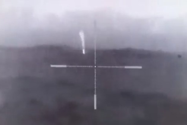 Под нещадным пулеметным огнем: снайпер ВСУ уничтожил пулеметчика оккупантов - видео