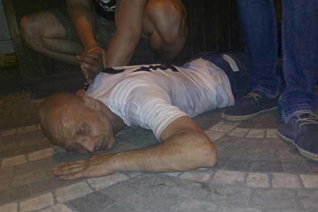 Под Киевом грабитель схватил коляску и замахнулся молотком на ребенка, требуя от матери телефон