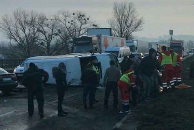 У Києві сталася ДТП з маршруткою, постраждали 5 осіб