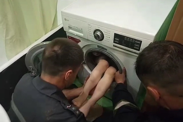 В Харькове cотрудники экстренных служб вытаскивали ребенка из стиральной машинки