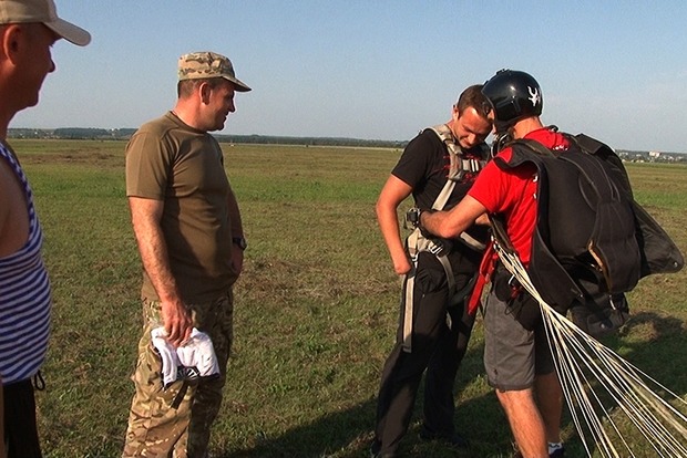 Тяжело раненный Герой АТО прыгнул с высоты 3000 метров (видео) 