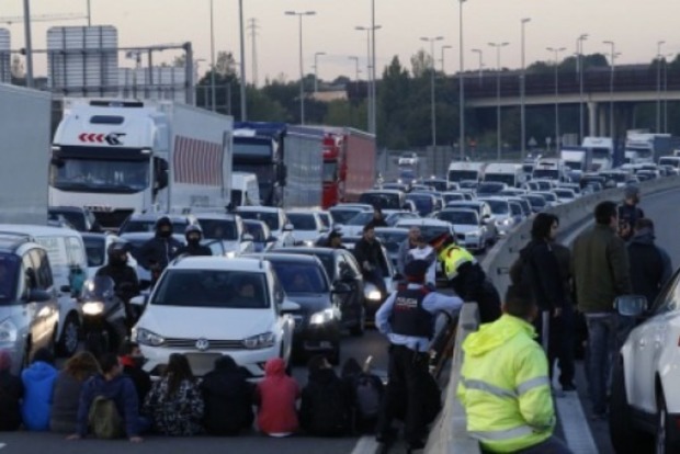 В Каталонии проходит забастовка, заблокированы дороги и движение поездов