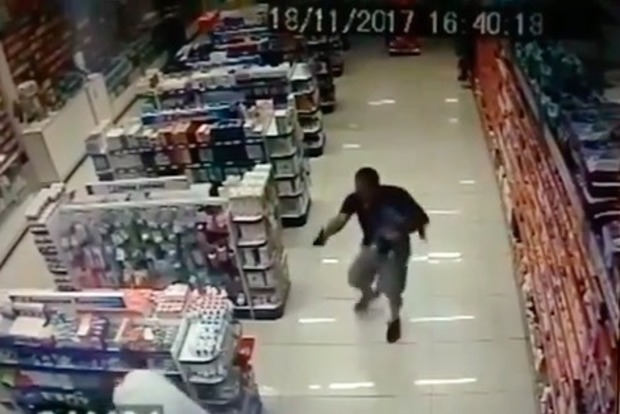 Полицейский с ребенком на руках застрелил грабителей аптеки в Бразилии