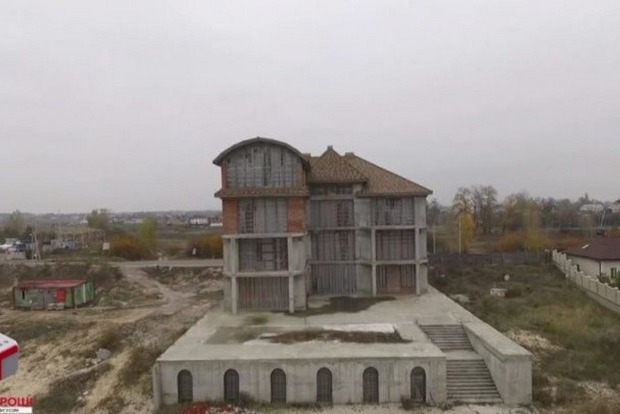 Теща главы департамента Нацполиции строит под Киевом 5-этажный дом