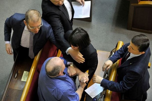 Нардеп напала на своего коллегу из-за голосования по спецконфискации