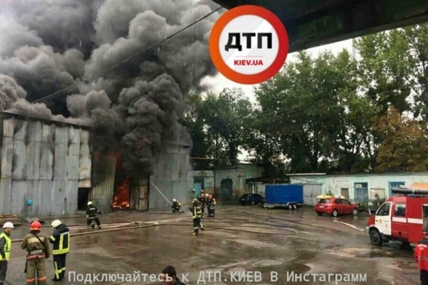 В Киеве горят склады с автозапчастями