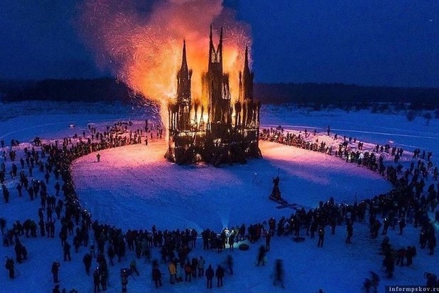 В Калужской области на Масленицу сожгли гигантский костел