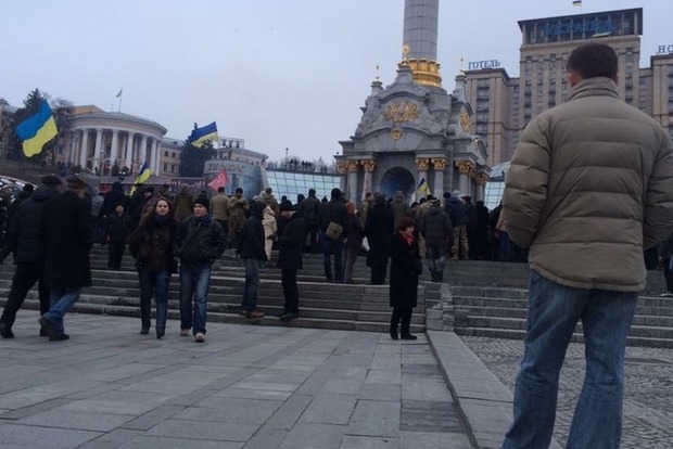 Вече блокадников в Киеве: на Банковой гремят взрывы