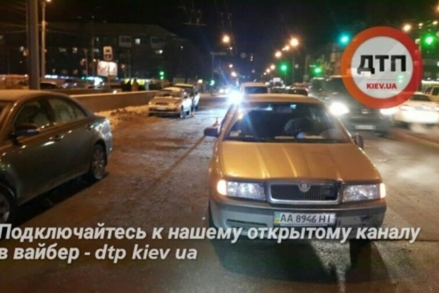 В Киеве иномарка сбила двух детей с санками‍, девочка в критическом состоянии