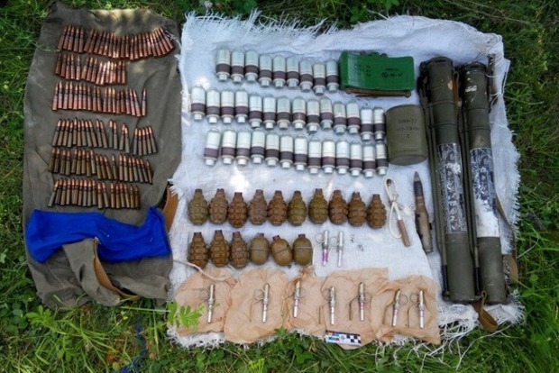 У Кіровограді знайдено схованку з гранатометами і гранатами (фото)
