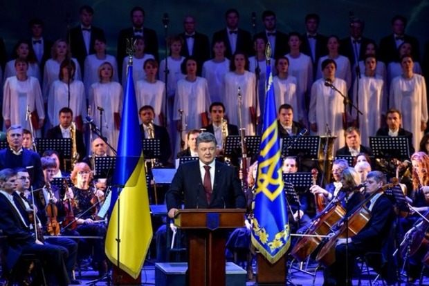 Порошенко хочет внести изменения в Конституцию для самоопределения крымских татар