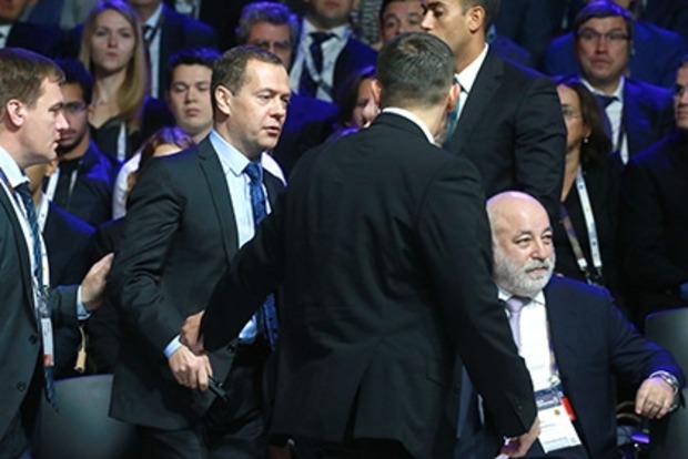 Медведев срочно покинул форум в Сколково после хлопков и дыма