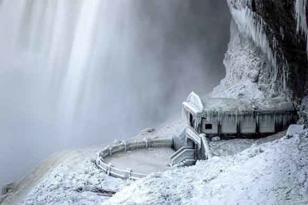 Появились сказочные фото замерзшего Ниагарского водопада