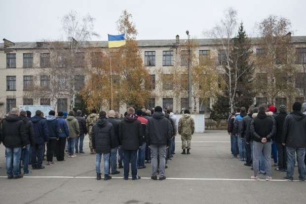 Мажоры не служат? В Киеве уклоняются от армии 33 тысячи призывников