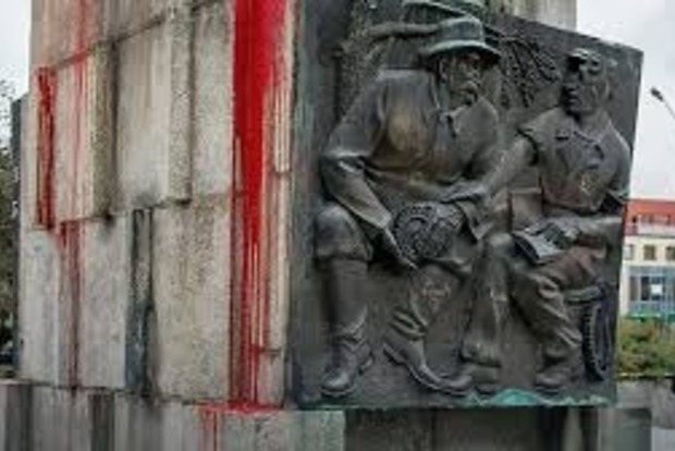 ﻿У Харкові невідомі розгромили пам'ятник загиблим воїнам