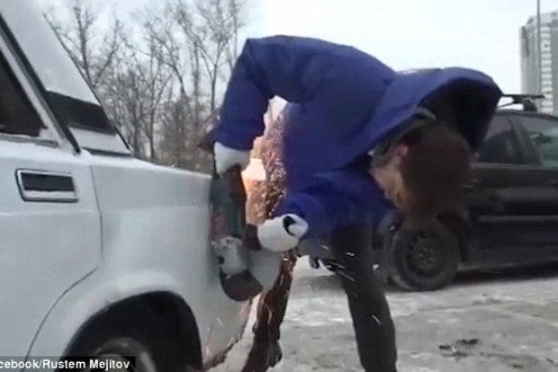 Оскаженілий росіянин підпиляв болгаркою сусіднє авто, щоб припаркуватися