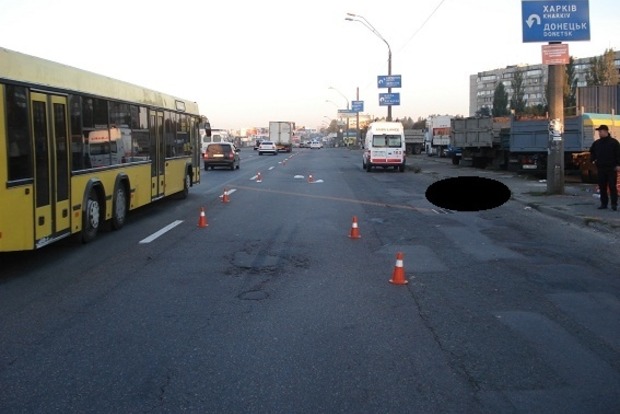 В Киеве водитель сбил женщину и уехал с места происшествия