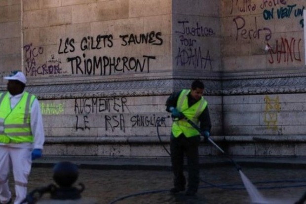 Желтые жилеты в Париже превратились в вандалов: ущерба на миллион евро