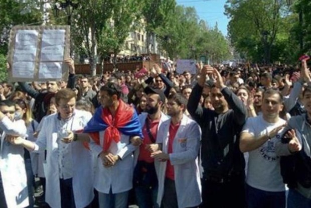 У Єревані поновилися протести, активісти перекрили дороги