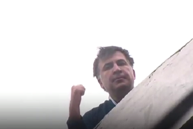 Не ловил мобильный: Саакашвили рассказал, почему вылез на крышу