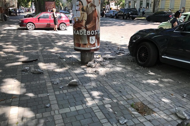 У центрі Одеси дерево впало на автомобілі: дорога перекрита
