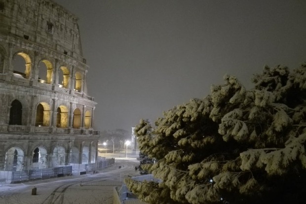 В Риме аномальный снегопад: школы и детсады закрыли