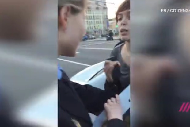 В Москве полиция грубо задержала ребенка за чтение Гамлета в парке