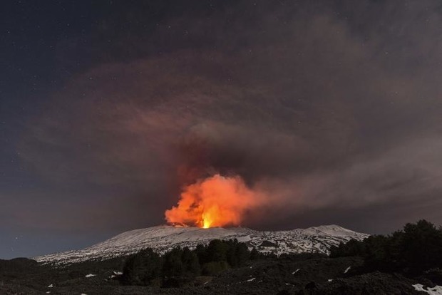 Вулкан Этна выкинул столб лавы, пострадали журналисты и туристы