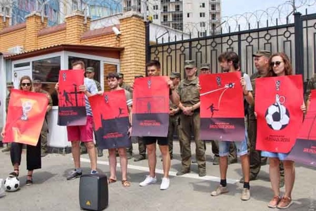В Одессе активисты забили в «ворота РФ» «кровавые» мячи