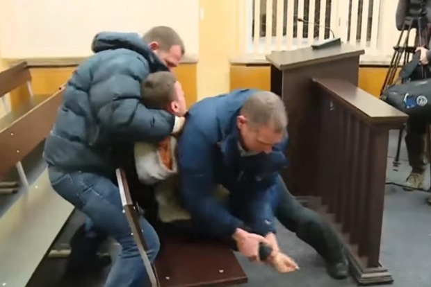 Подозреваемый в суде пытался перерезать себе горло в Запорожье