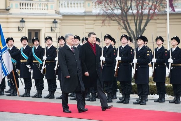 Президент Латвии едет на Донбасс