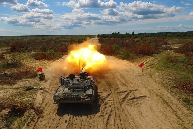 Б'є на 5 км і стріляє на електриці: В Україні проходить тести модернізований танк Т-72АМТ