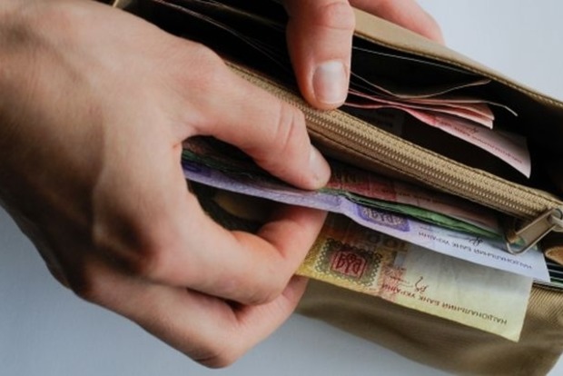 Средняя зарплата украинцев за месяц уменьшилась на 467 грн