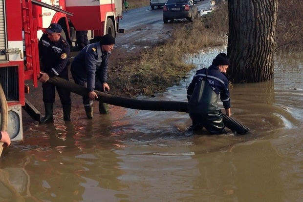 На Закарпатье из-за паводка 12 тысяч человек остались без воды